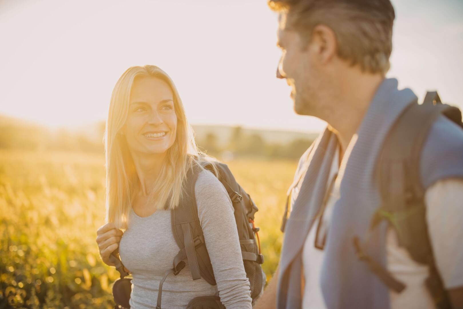 Einladender Wanderweg durch das malerische Wanderdorf, perfekt für entspannte Spaziergänge und Outdoor-Erholung.