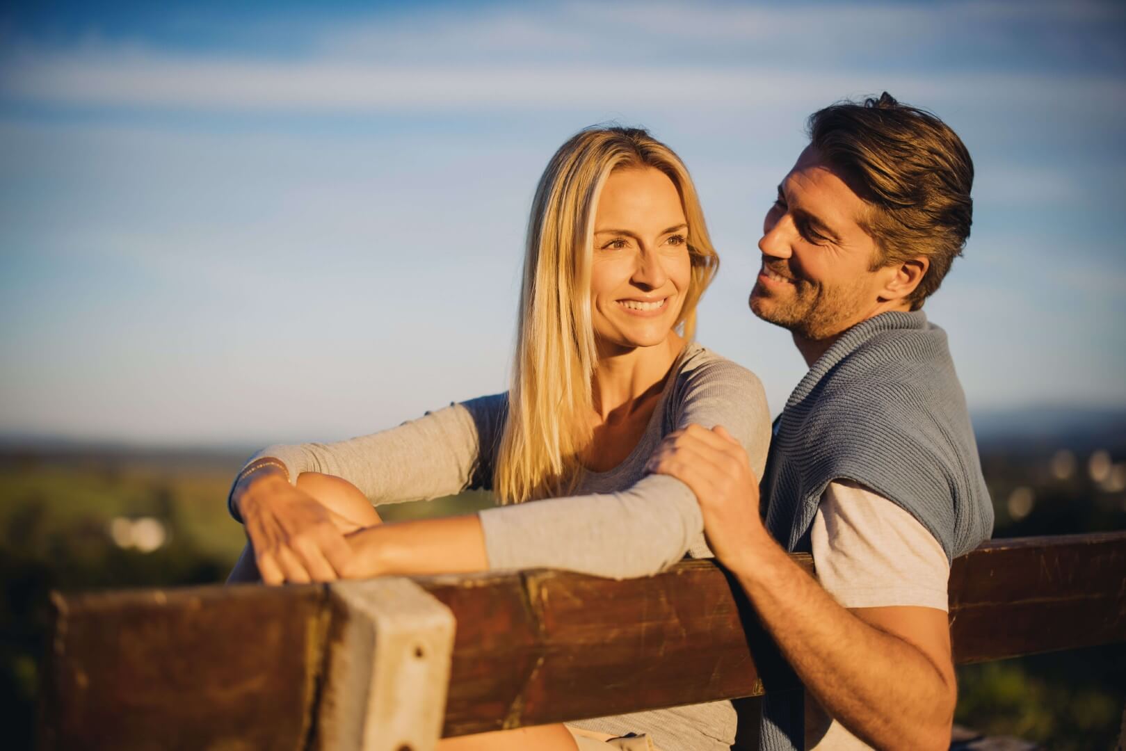 Stimmungsvolles Ambiente im Wanderdorf mit sanftem Licht, das zum Abschalten und Genießen einlädt – ideal für den Kur- und Wellnessaufenthalt.
